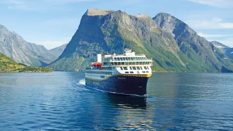 Havila Voyages am Hjorundfjorden-placeholder