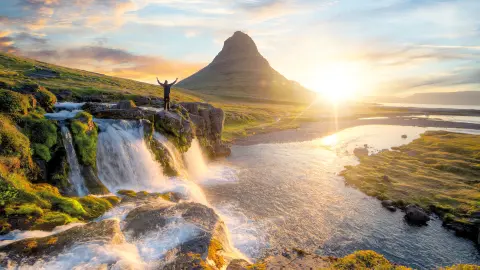 Beindruckender Berg Kirkjufell in Islands prächtiger Landschaft-placeholder